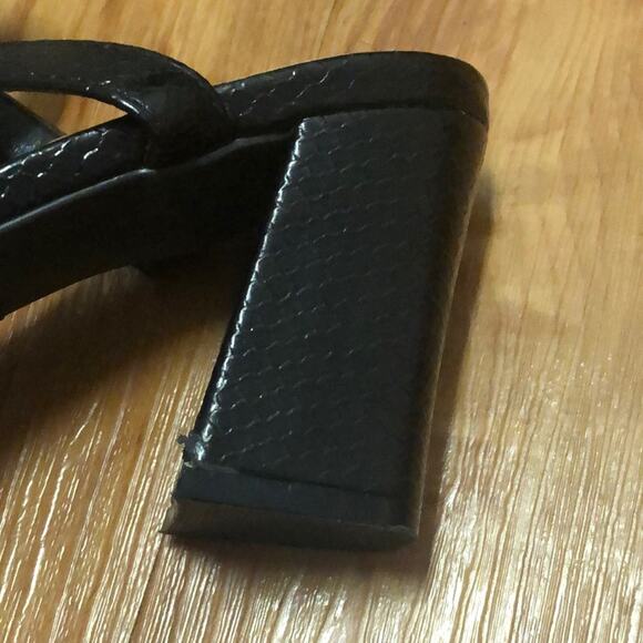 Cushion Walk by Avon Black Snakeskin Print Heels Size 6 - Picture 6 of 14